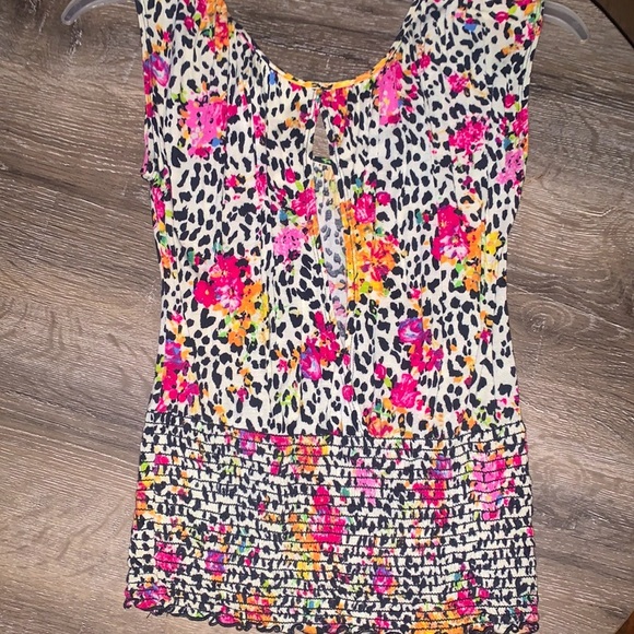 Brand “Body Central” Floral Off the Shoulder T-Shirt Slit in Back Very Cute. - Picture 3 of 3